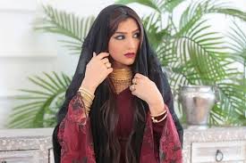 ولد في القاهرة، ودرس في الجامعة الأمريكية وكانت (مي عمر) تدرس معه انّا ذاك وكانو أصدقاء في ذلك الوقت ودرس أول سنة بالجامعة الأمريكية ثم انتقل إلى جامعة اخرى، وعرف كمخرج للأغاني المصورة والتي لاقت بعضها نجاحًا ملفتًا، منها. Ffh8bp64jvlym