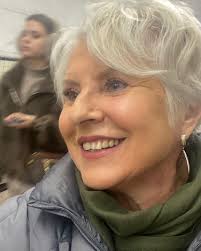 Цените людей, которые умеют видеть в вас три вещи: печаль, скрывающуюся за  улыбкой; любовь, скрывающуюся за гневом и причину вашего молчания.  Китайская мудрость