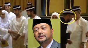 The sultan ahmad shah was the agong's father. Isu Tak Bersalaman Akhrinya Mukhriz Mengeluarkan Kenyataan Ini Kepada Sultan Johor