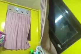 Kamar yang terkesan ringan akan mendistraksi pikiran kita bahwa kamar itu tanpa jendela. Heboh Video Gorden Jendela Kamar Kos Terbuka Karena Dikira Ulah Makhluk Halus Ternyata Penyebab Sebenarnya Bikin