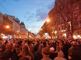 2019 márciusában még azt hangoztatta, hogy nem akar polgármester lenni, de amikor májusban. Ezrek Koveteltek Budapesten Niedermuller Peter Lemondasat Vasarnap Hu