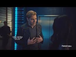 Clary Kisses Jace Season 2 Episode 14 Shadowhunters Youtube Shadowhunters Season 2 Seasons