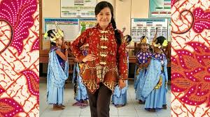 Kamu bisa mengombinasikannya dengan dua motif batik yang berbeda namun tetap menyatu dan serasi ketika dipakai. 10 Model Baju Batik Wanita Lengan Panjang Kepogaul