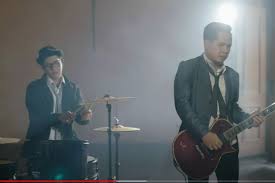 Aku memang manusia biasa yang tak sempurna dan kadang salah namun di hatiku hanya satu cinta untukmu luar biasa. Lirik Dan Chord Lagu Cintaku Sangat Luar Biasa Dadali Band Halaman All Kompas Com