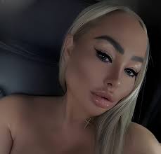 Lisa Armstrong has a new look and is back