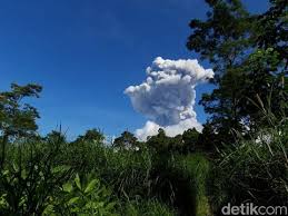 Letusan gunung merapi pada pukul 05.22 wib sempat mengagetkan warga yang tinggal di sekitar merapi. Gunung Merapi Erupsi Pesepeda Di Sleman Dengar Suara Gemuruh Keras