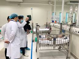 Lúc này một số người dân ở tòa bên cạnh phát hiện sự việc đã hô hoán. 49otnckwewmcgm