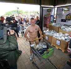 Gratis shoppen: Dänen flitzen nackt durch den Supermarkt - WELT