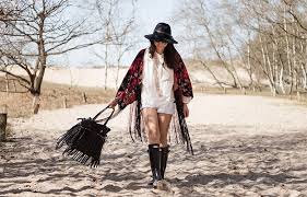 Since there are so many fashion ideas in the air, here is a list of the best fashion looks from the coachella festival to gain inspiration from. Coachella Style Diese Festival Outfits Sind Cool Und Sexy