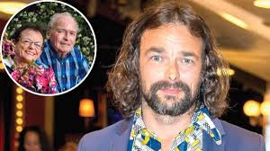 To måneder efter Peter Bellis død: June og familien rørt til tårer ved  Pejseshowets hyldest