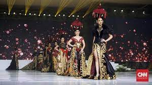 Anne avantie what is kebaya ? Ragam Kebaya Dalam Peragaan 30 Tahun Anne Avantie