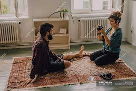 Und habt ihr schon mal ein. Seitenansicht Der Hipster Frau Beim Fotografieren Eines Mannes Der Barfuss Auf Dem Boden Der Wohnung Sitzt Und Posiert Ferienwohnung Person Mit Weisser Hautfarbe Stock Photo 308741836