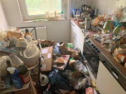In einer messi wohnung kann das schneller passieren als man denkt. Messie Wohnung Entrumpeln Reinigen Desinfektion Entsorgung