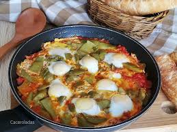 Una receta tradicional que está deliciosa. Judias Verdes Con Fritada De Tomate Y Huevos Caceroladas