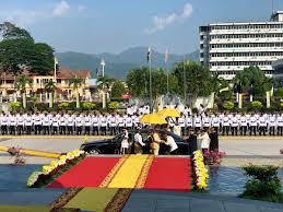 Oleh yang demikian saya memohon ingin menangguhkan dewan ini sehingga hari rabu 9 disember pukul 2.30 petang, katanya selepas selesai undi percaya terhadap menteri besar ahmad faizal azumu. Nga Kor Ming Twitterren Menyambut Ketibaan Dymm Paduka Sri Sultan Perak Tuanku Nazrin Shah Dymm Permaisuri Tuanku Zara Di Medan Pintu Utama Dewan Undangan Negeri Perak Sempena Perasmian Sidang Dun Daulat