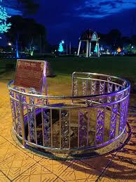 Batu pahat, formerly known as bandar penggaram, takes its name from a chiselled rock well located at the mouth of batu pahat river, near a coastal village of kampung minyak beku. Dataran Penggaram Batu Pahat 2021 All You Need To Know Before You Go With Photos Tripadvisor