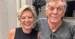 A deputada federal exibiu a nova silhueta após perder mais de 24. Joice Hasselmann Reencontra Pai Apos Dez Anos Abraco Apertado E Lagrimas Nos Olhos Istoe Independente