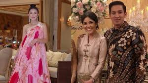 Seperti nindy ayunda , aurelie moeremans pernah menikah muda saat usianya masih 18 tahun dengan pria bernama roby tremonti. Nindy Ayunda Ceraikan Askara Sempat Nyeplos Alami Banyak Derita Karena Suami Hingga Minta Akui Dosa Tribun Solo