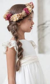 Tus pequeñas pulgas a veces también quieren cambiar su peinados cabello primera comunión ideas para comunión peinado de fiesta peinados formales para niñas corona de flores velo para primera. Peinados Para Ninas Con Tiara De Flores Peinados Originales