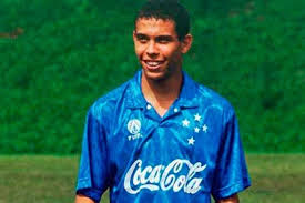 Ronaldo Nazario 🇧🇷, nació el 22 de setiembre de 1976 en Río de Janeiro.  Debutó profesionalmente en Cruzeiro el 22/5/92. En 1994 fue traspasado a  Europa para jugar en el PSV 🇳🇱.