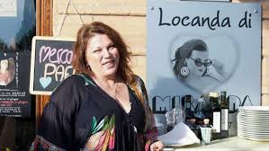 Fimde tinto brass kadınlarından en memeli olan ve hayranlık beslediğim. Serena Grandi Condannata Per Bancarotta Ho Perso Tutto