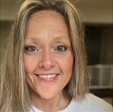 Chocolate graduation cap treats!🎓🎓I These are so easy to make and so cute  for a graduation party! All you need is:Mini Reese's cup, chocolate  squares, icing, and mini m&ms!Put the Reese's cup