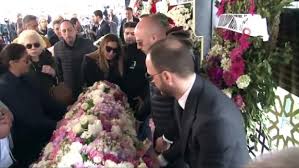 Dubai'deki bekarlığa veda partisinden dönerken jet kazasında hayatını kaybeden mina başaran'ın acısı, nişanlısı murat gezer'i derinden sarsmıştı. Mina Basaran In Nisanlisi Murat Gezer Den Duygusal Gazete Ilani