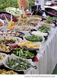 Salatbar, Hochzeitsbuffet Outdoor für russische Hochzeiten | Buffet de  ensaladas, Buffet comida, Ensaladas para fiestas