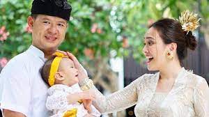 Dalam foto tersebut, pasangan suami. Wojicmhk4uajpm