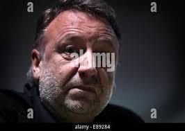 Peter Hook unterschreibt Exemplare seines Buches The Hacienda wie keinen  Club im HMV, Market Street, Manchester laufen. FOTO: CHRIS BU  Stockfotografie