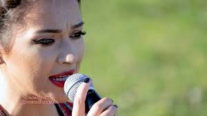Apa trece pietrele raman mp3. Vladuta Lupau Apa Trece Dar Pietrele Raman Versuri Versuri