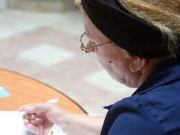 În 2021, ajutorul de înmormântare este de 5.429 lei în cazul decesului asiguratului sau al pensionarului, iar cel al membrului de familie al asiguratului/pensionarului este de 2.715 lei. Cat Este Ajutorul De Inmormantare Cine Il Poate Solicita È™i Care Sunt Actele Necesare Stiri Romania