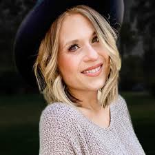 Lisa Shelley's Instagram, Twitter & Facebook