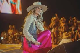 Lainey Wilson Proves She's A True Entertainer At Billy Bob's Texas, Sings  Through Power Failure With Megaphone