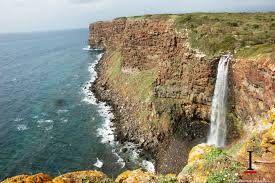 Le spiagge più belle della sardegna, quelle per cui è famosa in tutto il mondo, non si trovano probabilmente nella costa occidentale dell'isola.eppure anche qui, nella provincia di oristano, ci sono perle di sabbia fine e bianca, e alcune delle spiagge più selvagge e meno affollate in assoluto. Cuglieri Cascata Di Capo Nieddu Mare Portale Di Reportage Sulla Sardegna