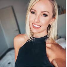 Kelly Rennie's Instagram, Twitter & Facebook