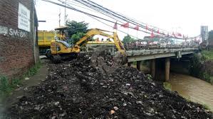 Dibawa ke tempat pembuangan akhir (tpa). Buang Sampah Sembarangan Di Sungai Brangkal Mojokerto Didenda Rp 1 Juta Faktualnews Co