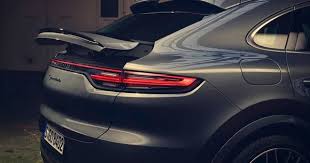 aufgemachte klappe des kofferraums von porsche cayenne coupe in graum mit modernen rucklichtern 포르쉐 포르쉐 911 자동차