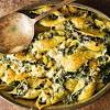 Per preparare la pasta al forno con melanzane e provolone, iniziate dalla besciamella: 1