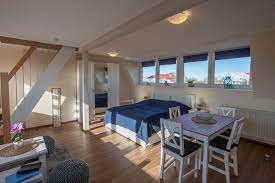 Genießt touren mit dem cabrio und gibt gerne ausflugstipps für. Urlaub Im Historischen Reetdachhaus 4 Moderne Ferienwohnungen Fur Je 4 Gaste