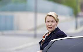 The university decided to issue a reprimand but not to revoke her title. M6lt8zq0croi9m