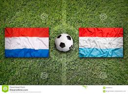 Drottningdagen (koninginnedag) är holländarnas nationaldag. Nederlanderna Vs Luxembourg Flaggor Pa Fotbollfalt Arkivfoto Bild Av Symbol Grava 80698312