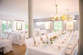 Bezaubernde Regenhochzeit Im Chiemgauhof Von Jelena Moro Regen Hochzeit Hochzeit Hochzeitslocation