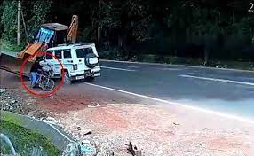 We have those car crash videos you won't find anywhere else. Viral A Car Crash That Saved A Biker S Life Summed Up In Anand Mahindra S Tweet