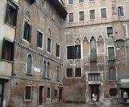 Placă pe teatrul malibran , care a fost construită pe casa lui marco polo. Marco Polo