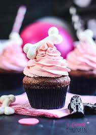 Cupcakes D Halloween Avec Un Os En Meringue Recette Patisserie Halloween Gateau Savoureux Gateaux A La Citrouille Cupcakes
