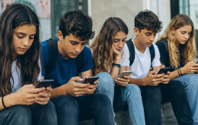 Social e adolescenti: quando il tempo online diventa un problema
