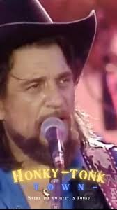 🚌 On a Greyhound bus… 🎸 🎙️ , ., #waylonjennings #outlaw #honkytonktown