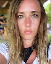 Bali love 🌺 Burned skin, make up & hair is a mess. Heart is happy  ❤️#selfietime📷 #olyasdream #bali #catpoochino #baliplaces #jungle #wildcat  #nomakeup #sunshine #allnatural #inthenature #freshlook