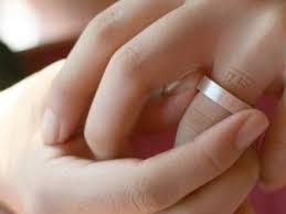 Sebab apa anda memakai cincin terutama lelaki? Pada Jari Mana Untuk Memakai Cincin 115 Foto Adakah Mungkin Memakai Cincin Pada Phalanx Ibu Jari Nilai Cincin Pada Jari Kecil